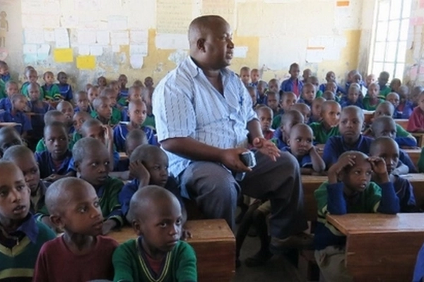 Maître et élèves en classe