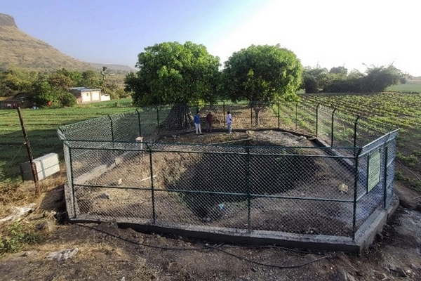 Puits enclos de barrières de plus de 2m Puits enclos de barrières de plus de 2m