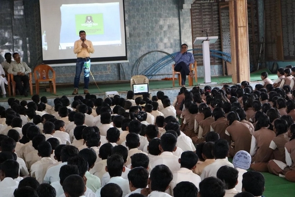 Sensibilisation dans les écoles Sensibilisation dans les écoles