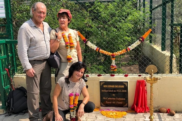Pierre Challandes, Angelina Leuthold et Catherine Tschanen devant la plaque commémorative