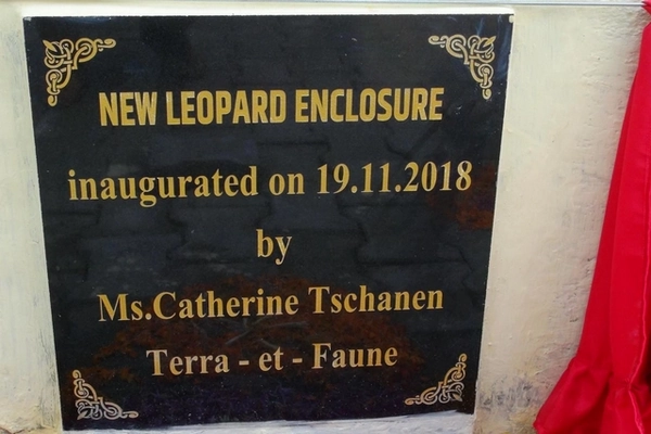 Plaque commémorative disant "Nouvel enclos à léopard, inauguré le 19.11.2018 par Mme Catherine Tschanen, Terre & Faune