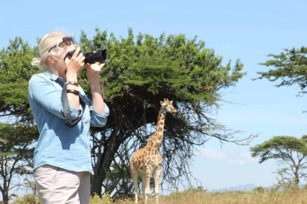 Mylène Trubert faisant des photos et girafe Mylène Trubert et girafe