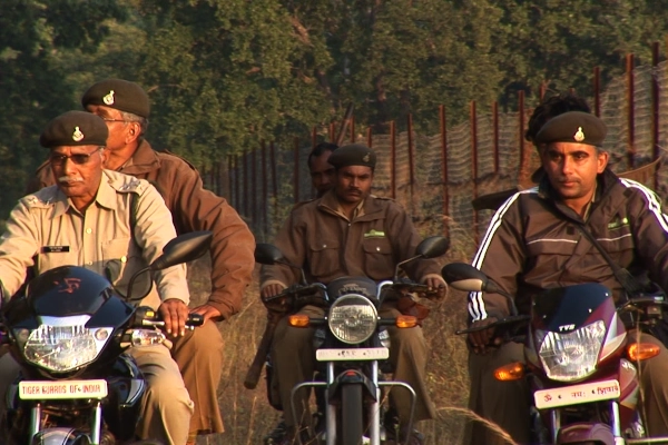 Tiger guards of India patrouillent en motos Patrouille en motos