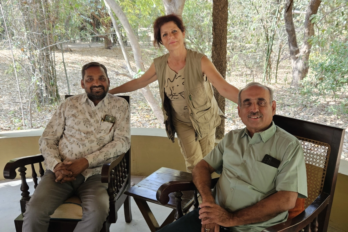 Catherine Tschanen, M. Khare, le directeur de brigade à Bandhavgarh et M. Nitin, bras droit de Belinda Wright Catherine Tschanen, M. Khare et M. Nitin